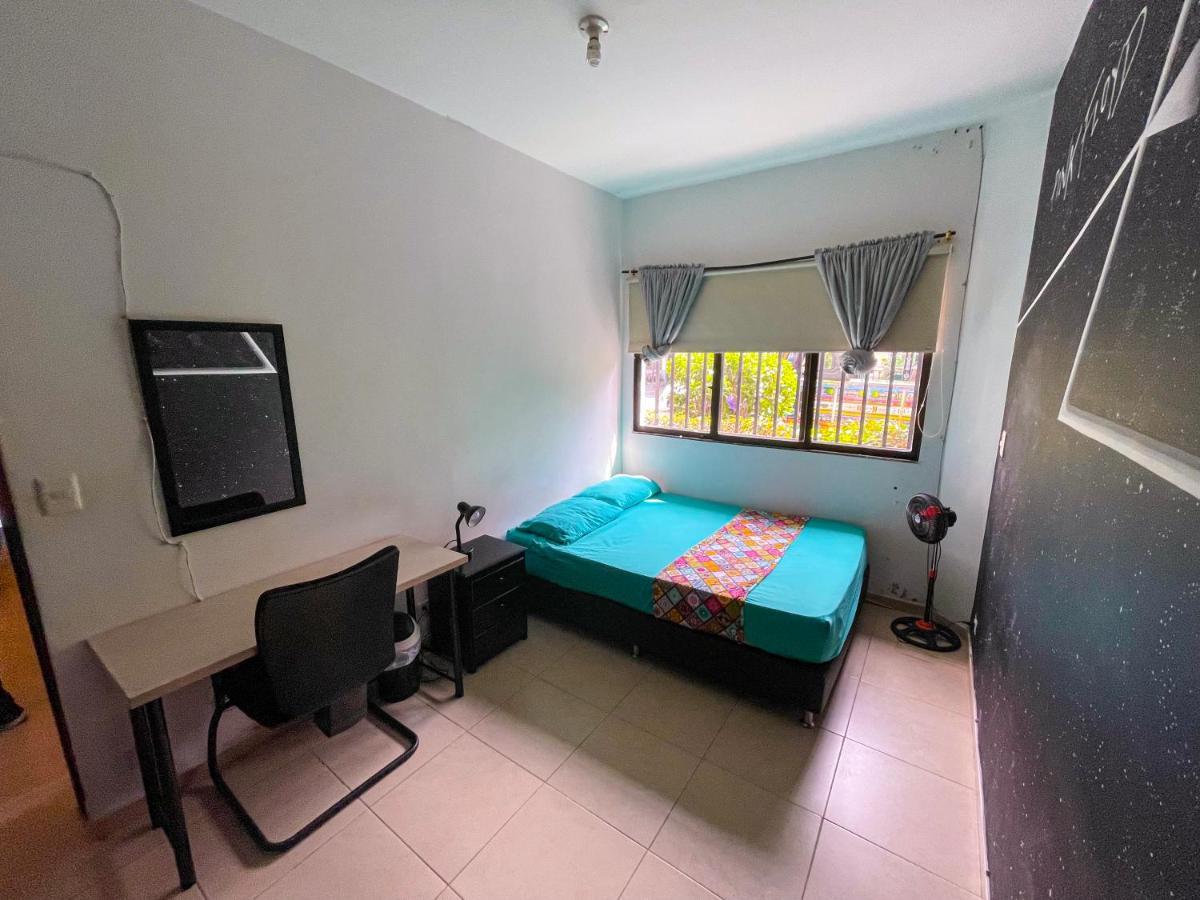 Casa Clandestina Guest House Меделин Екстериор снимка